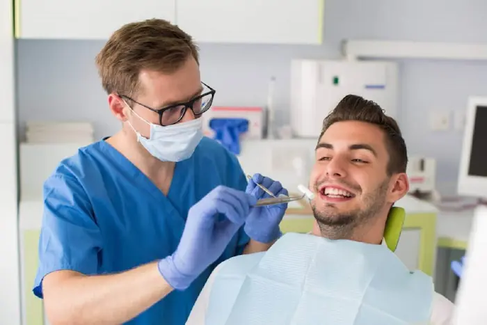 روش هایی نوین ترمیم دندان، نماییی از فرد بر روی تخت دندانپزشکی درحال ترمیم دندان 