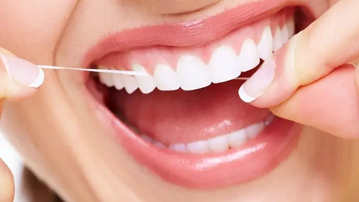 استفاده از نخ دندان 454163545