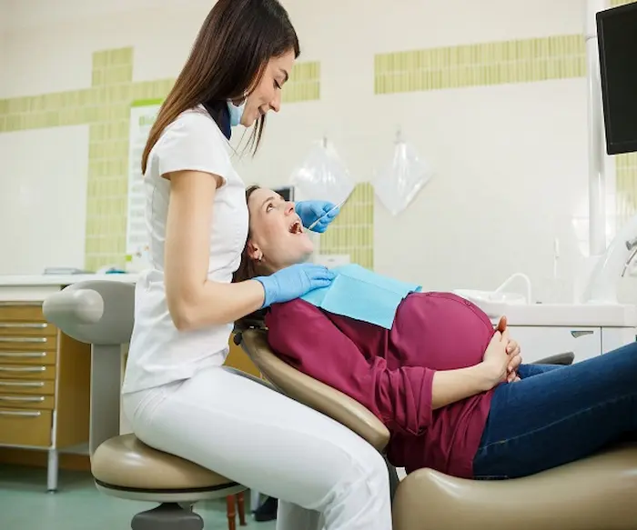 معاینه پزشک از دندان خانم باردار 55244684564