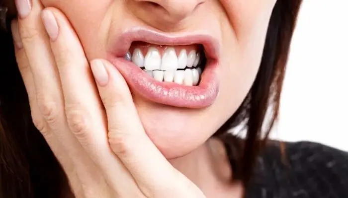 درد یکی از علائم پس زدن ایمپلنت دندان است 3842366