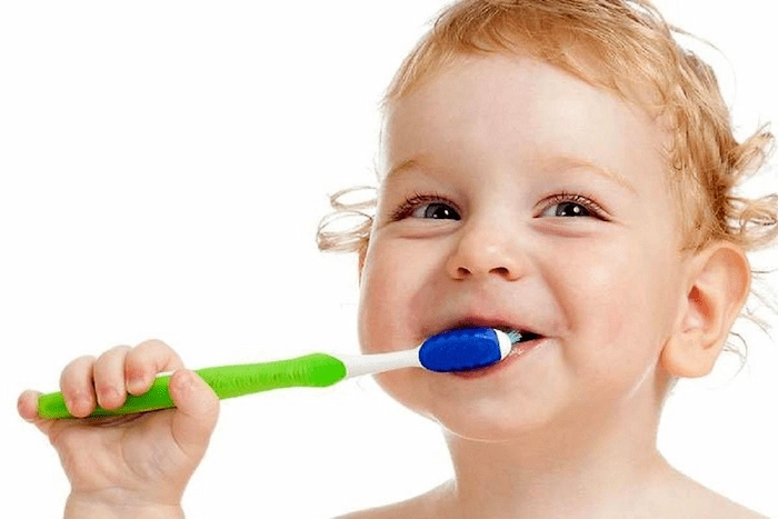 مسواک زدن کودک برای جلوگیری از سیاهی دندان 123543674687